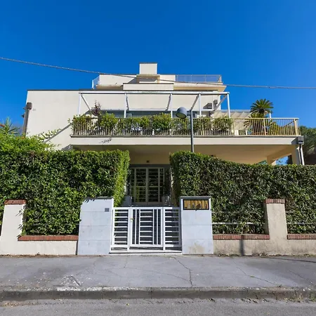 Seaside Apartment In The Heart Of Viareggio * Viareggio
