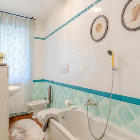 Seaside Apartment In The Heart Of Viareggio